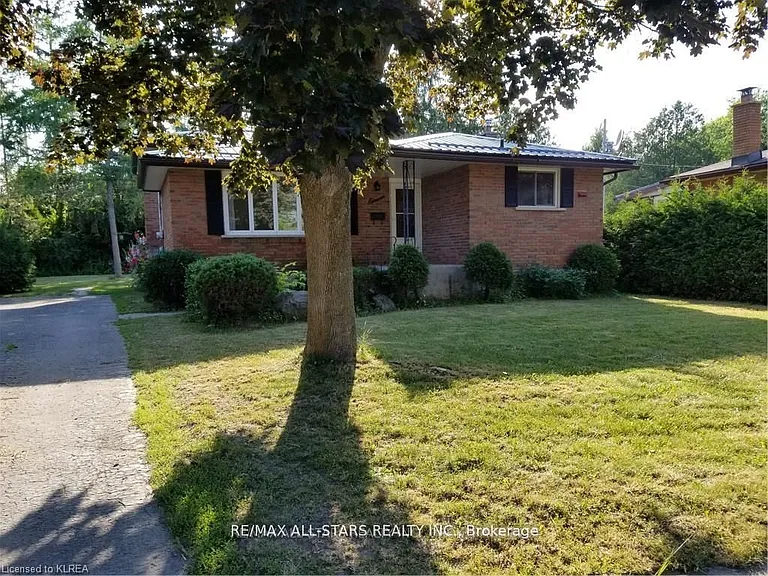 11 Roselyn Ct — Photo 2