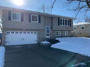 1027 Emmons St, Hiawatha, IA 52233