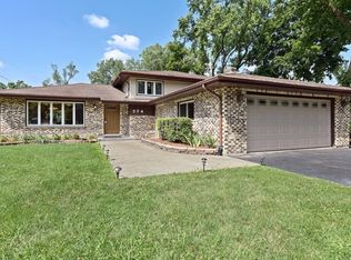 17W574 Halsey Rd, Oakbrook Terrace, IL 60181