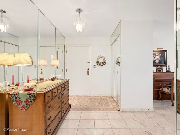 4th image of 1S055 Spring Rd APT 2C