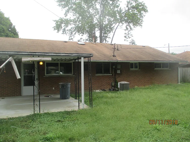 3585 Roswell Dr — Photo 4