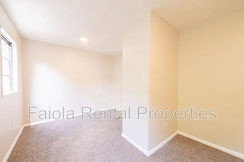 3 bed, 1.0 bath, $1,400 — Photo 2