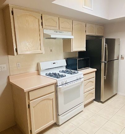 2nd image of 236 E Calle Turquesa #1