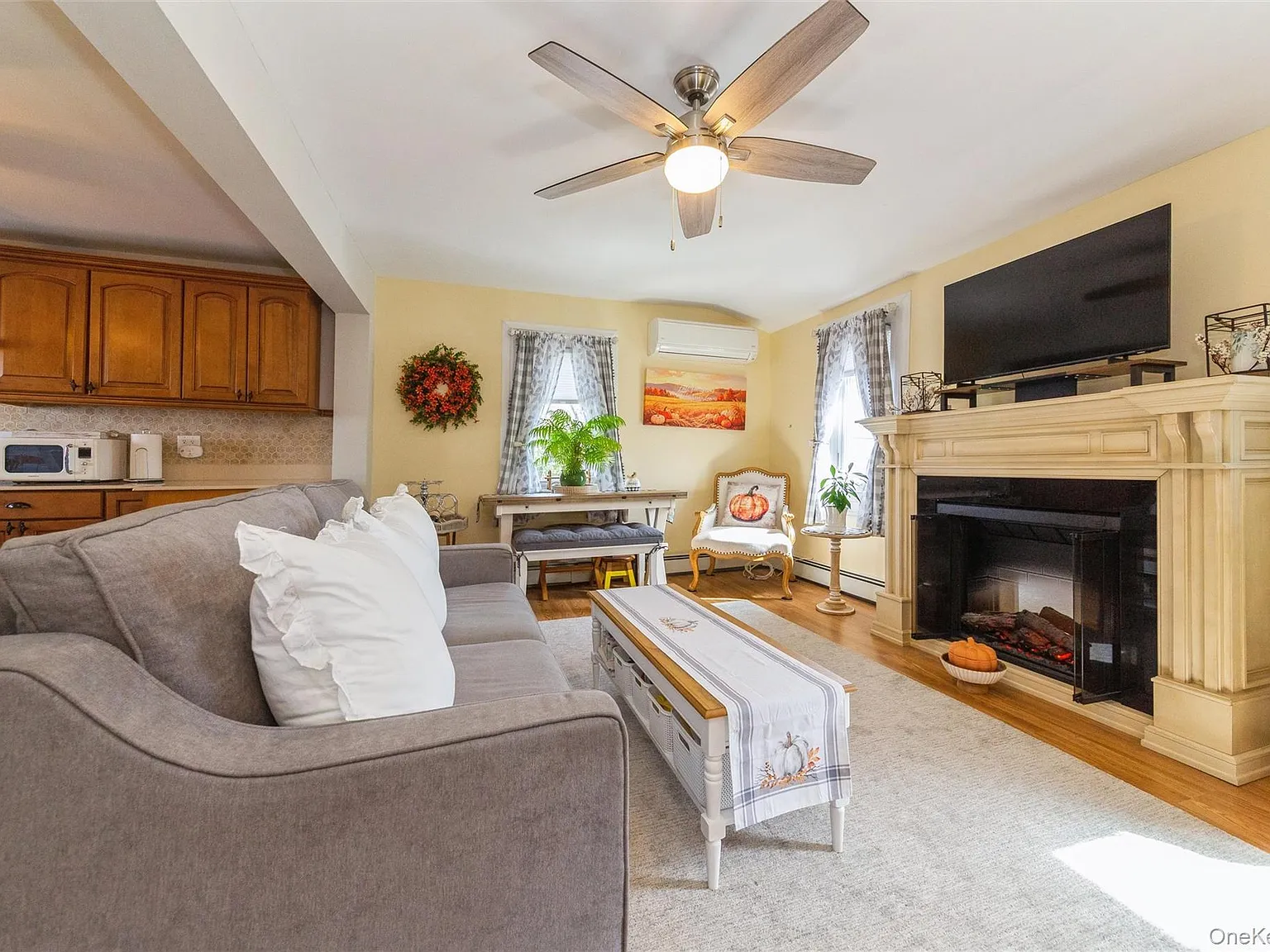 2 bed, 1.0 bath, 2022 sqft, $3,200 — Photo 4