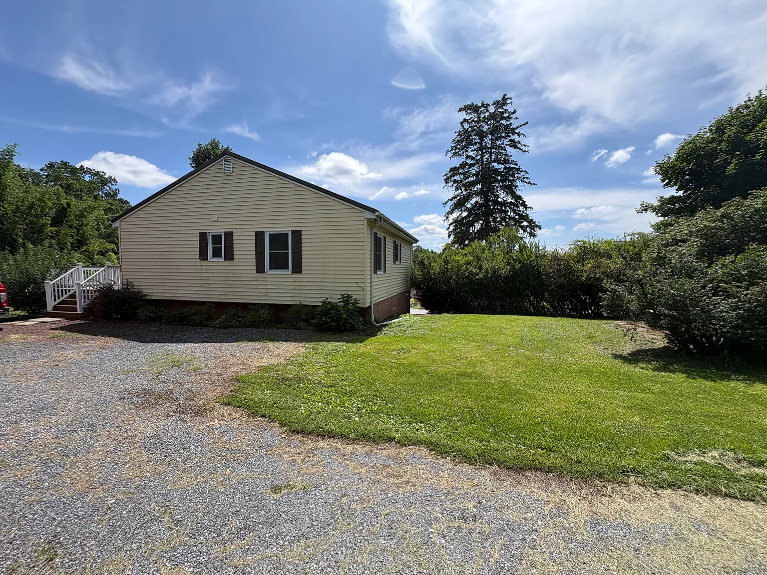 3 bed, 2.0 bath, 2066 sqft, $1,795 — Photo 3