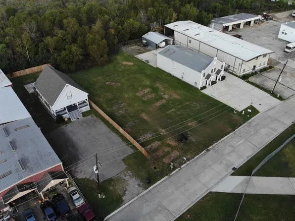 Keating Dr, Belle Chasse, LA 70037