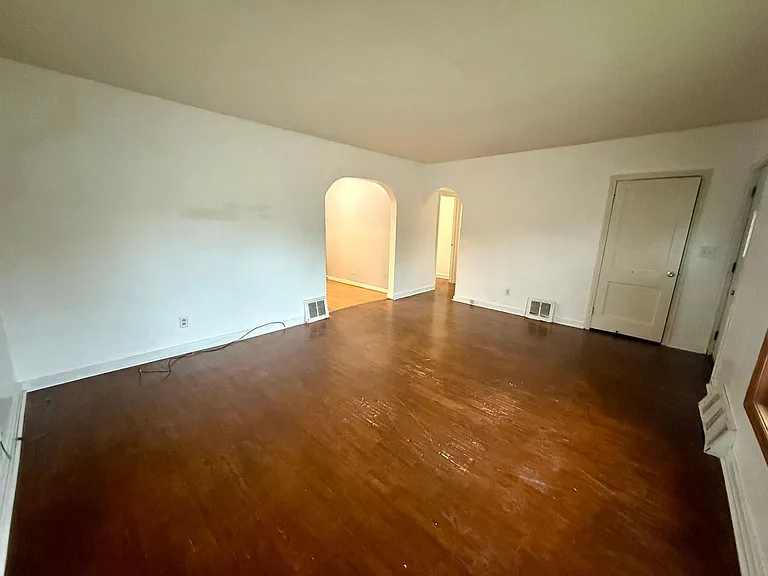 515 W Strowbridge St — Photo 8