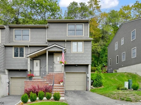 4 Mountain Ridge Rd, Bloomingdale Boro, NJ 07403