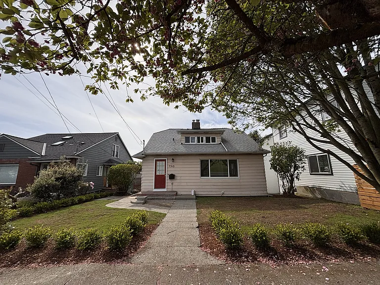 7315 12th Ave NE — Photo 1