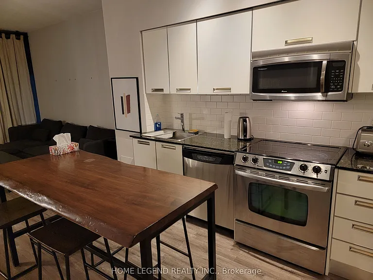 33 Charles St E #606 — Photo 7