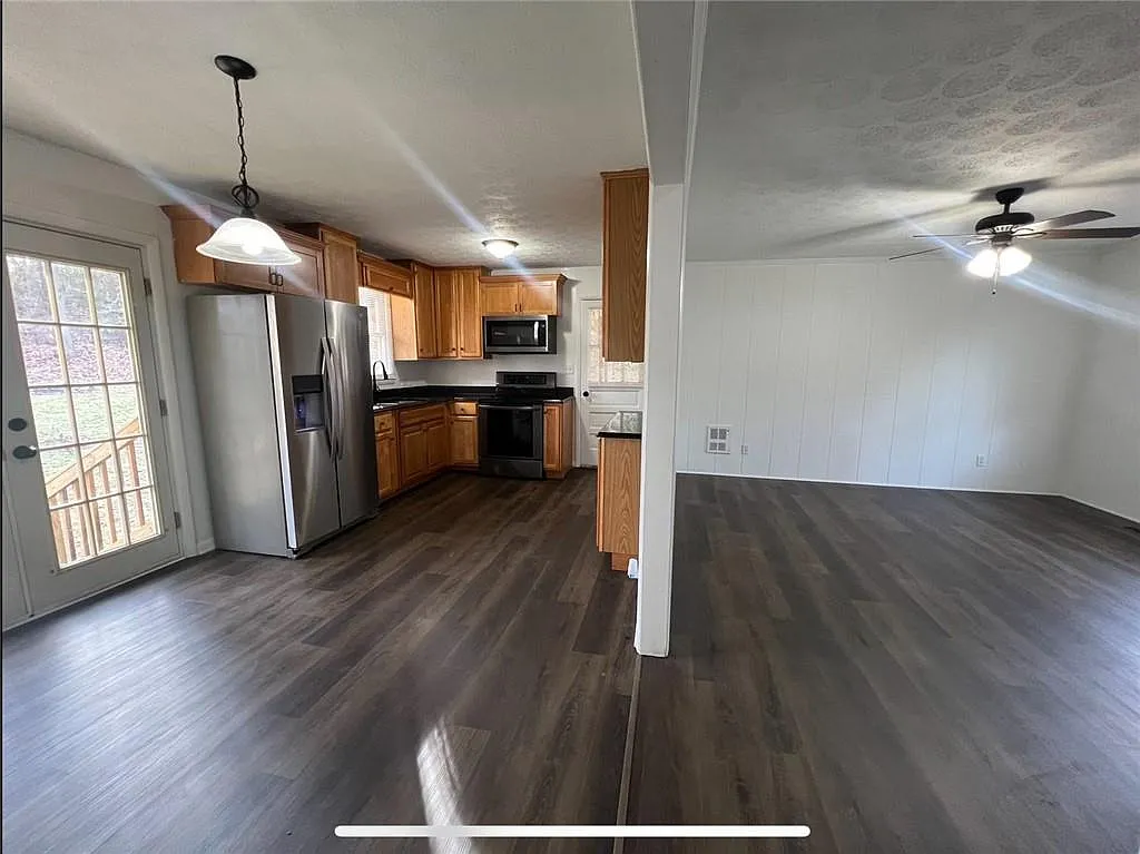 3 bed, 1.0 bath, 1075 sqft, $1,595 — Photo 2