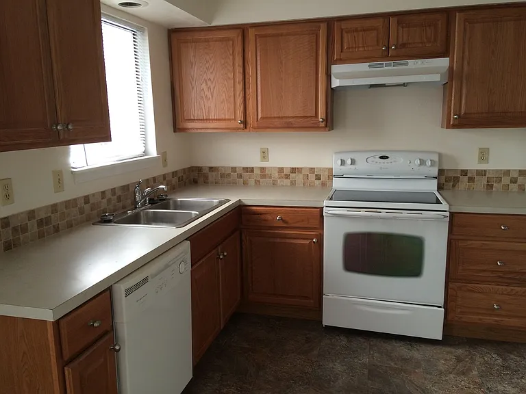 1323 S Skyline Dr — Photo 3