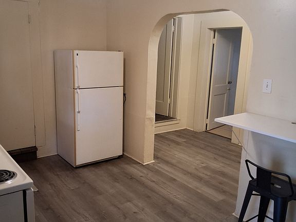 3rd image of 731 W 7th St