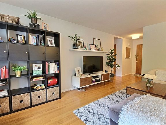 5th image of 530 W Olympic Pl APT 212