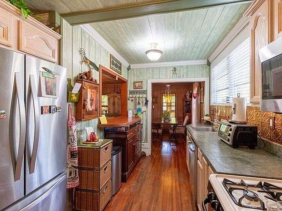 2nd image of 1016 N E St #A
