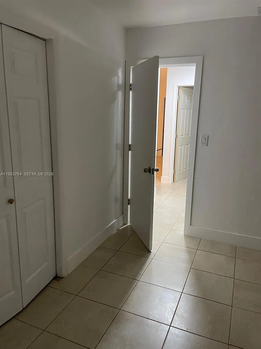 Building Photo - 210 NE 40th Ct #1-2