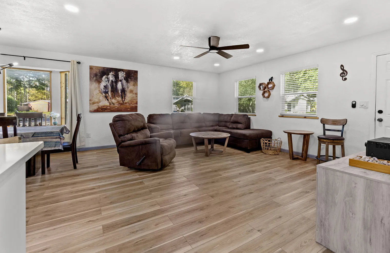 3 bed, 2.0 bath, 1797 sqft, $6,186 — Photo 4