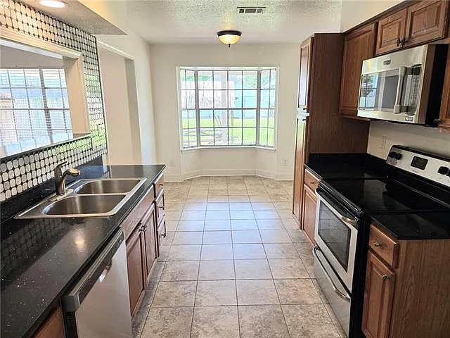3 bed, 1.0 bath, 1400 sqft, $1,800 — Photo 4