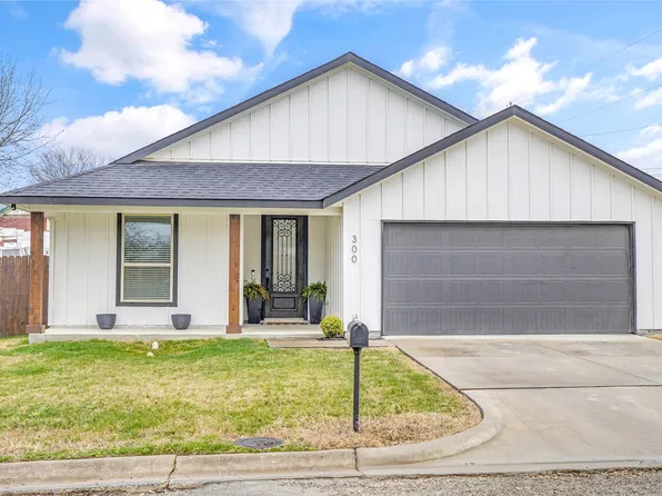 300 W College St, Jacksboro, TX 76458