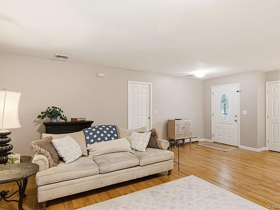 5th image of 301 Laurel Road