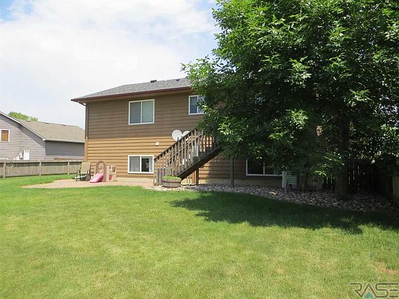 4th image of 601 Honeysuckle Dr