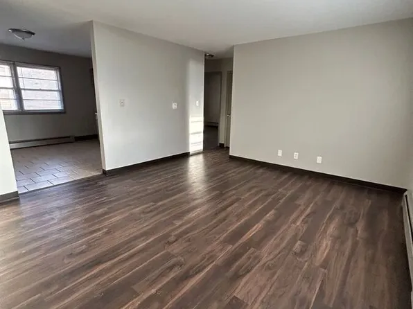 610 E 2nd St S #3, Newton, IA 50208