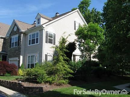 Front view of town house
						:
						End unit , brand new fenced in patio.