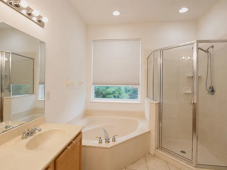 410 Sandringham Ct — Photo 18