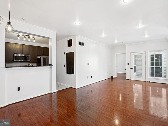 3rd image of 4862 Eisenhower Ave Unit 265