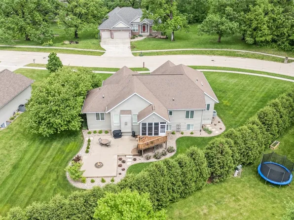 345 Oak Park Dr, Robins, IA 52328