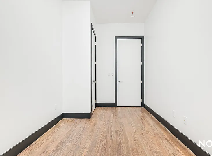 586 E 32nd St #4B — Photo 8