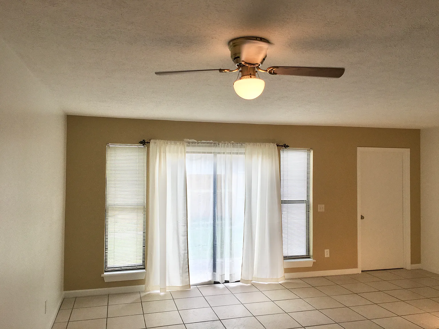 3 bed, 2.5 bath, 1600 sqft, $1,600 — Photo 4
