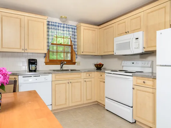 Pinetree Gardens: 101F2, 101F2 Chestnut St #3, Foxboro, MA 02035