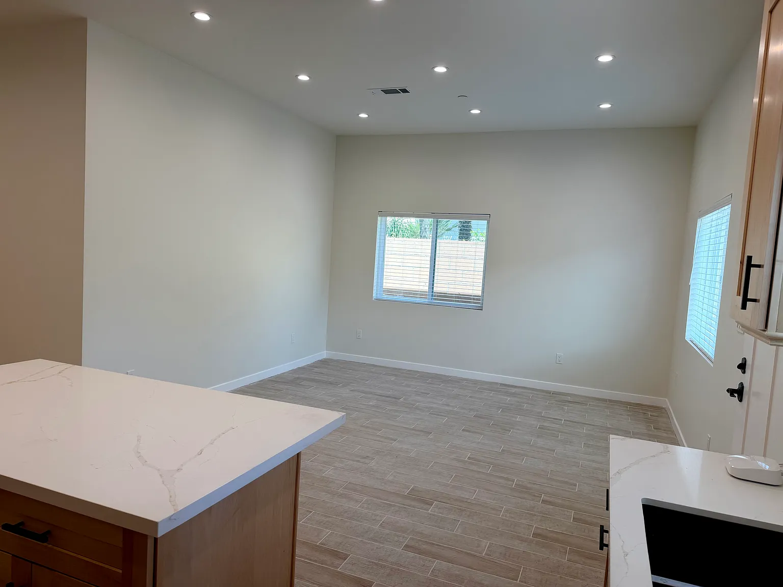 2 bed, 1000 sqft, $4,200 — Photo 3