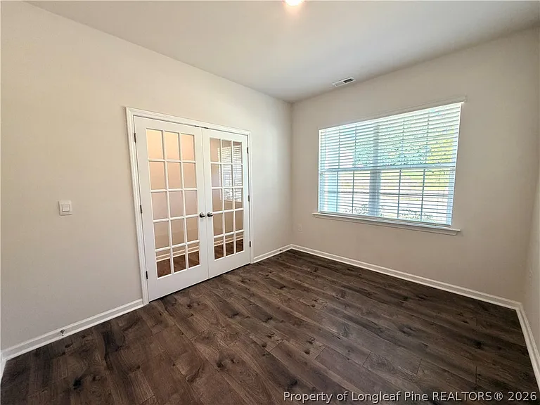 305 Robert Pl — Photo 4