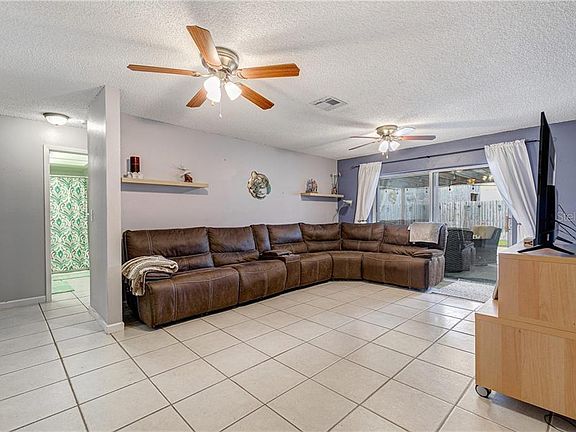 3rd image of 2384 Warwick Dr