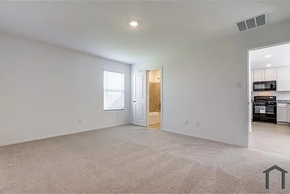 3 bed, 1267 sqft, $1,999 — Photo 2