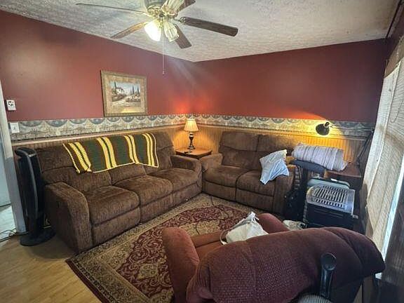 5th image of 607 Waugh Ln