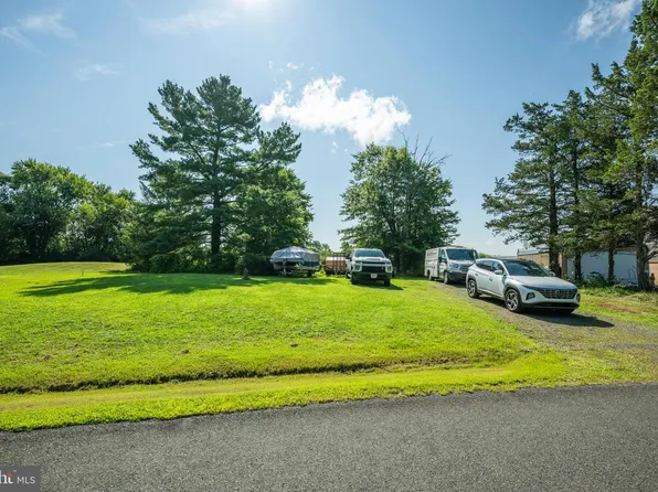 7 Haycock Dr, Kintnersville, PA 18930