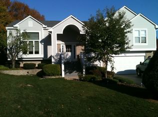 10 Bent Tree Ct, Bolingbrook, IL 60440