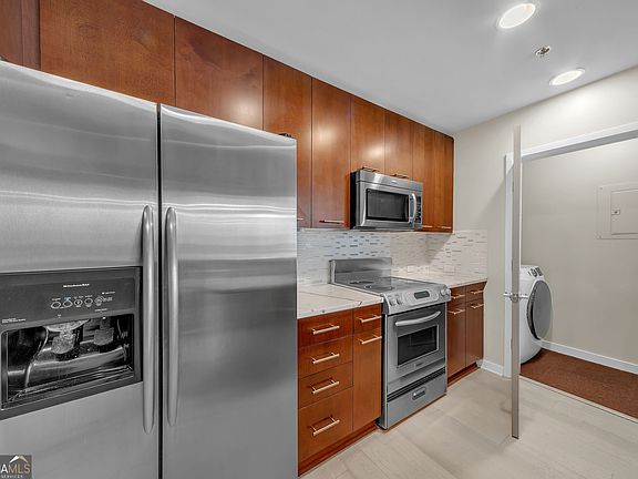 4th image of 3324 Peachtree Rd NE Unit 1401
