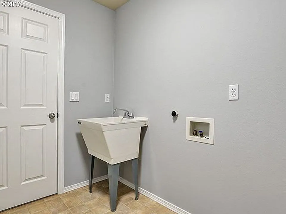 Beautiful 4 bedroom/2.5 bath Home in Newberg — Photo 3