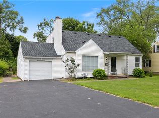 31 Meadow View Dr, Penfield, NY 14526