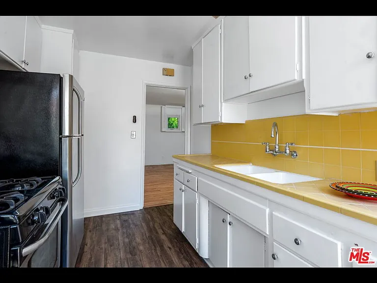 1479 N Havenhurst Dr #2 — Photo 56