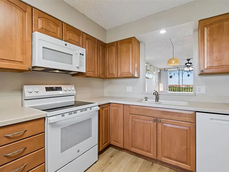 900 Cove Cay Dr #5F — Photo 12