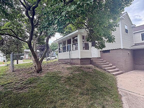 5th image of 1126 S Shiawassee St