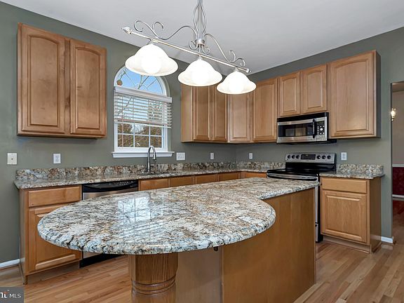 5th image of 100 Carriage Wood Ct
