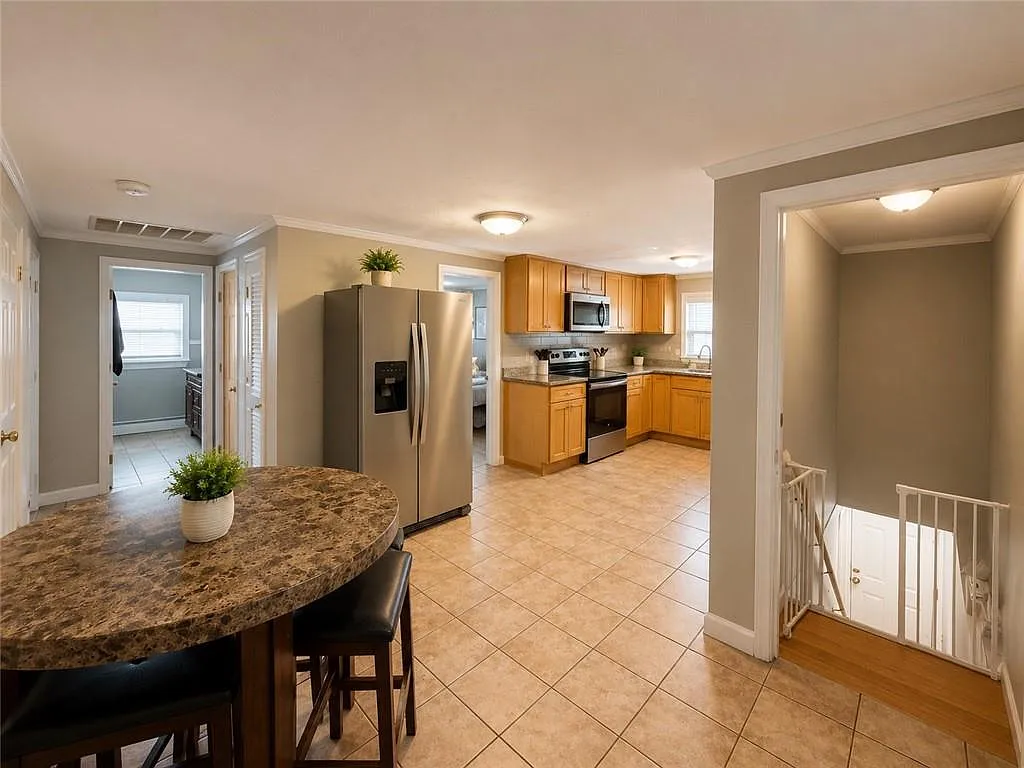 3 bed, 1.5 bath, 2096 sqft, $3,250 — Photo 3