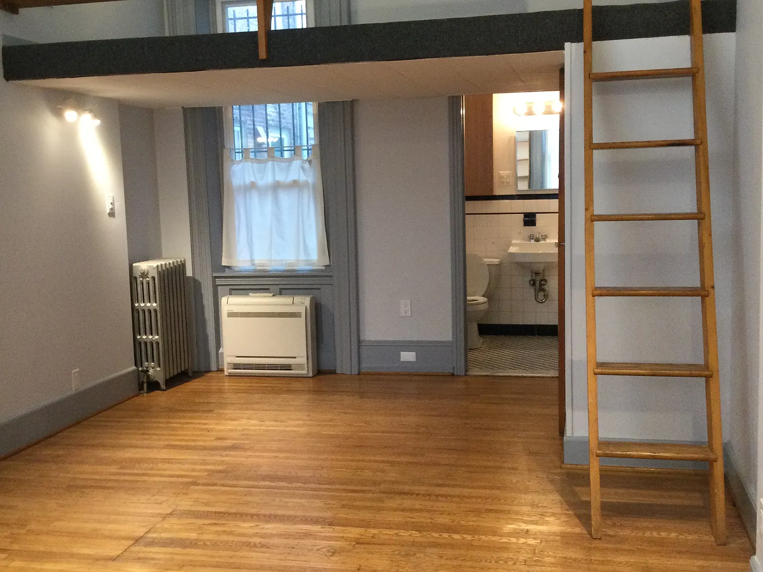 Studio, 300 sqft, $1,075 — Photo 4
