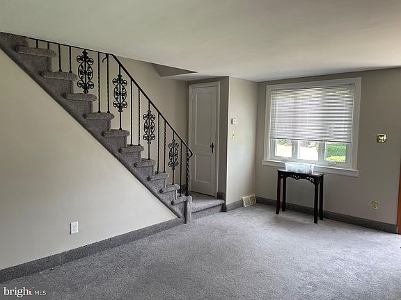 3rd image of 1109 Tremont Dr